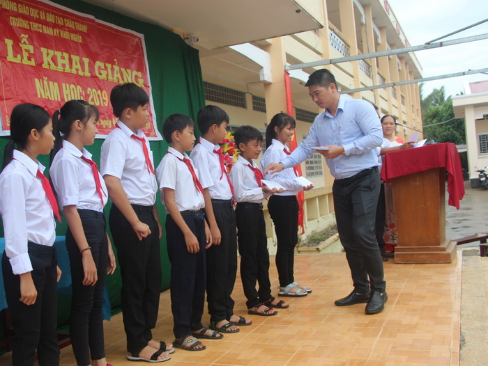 CÔNG TY TNHH MTV BĐS HƯNG PHÁT TRAO HỌC BỔNG CHO HỌC SINH NHÂN DỊP KHAI GIẢNG NĂM HỌC MỚI 2019 – 2020i